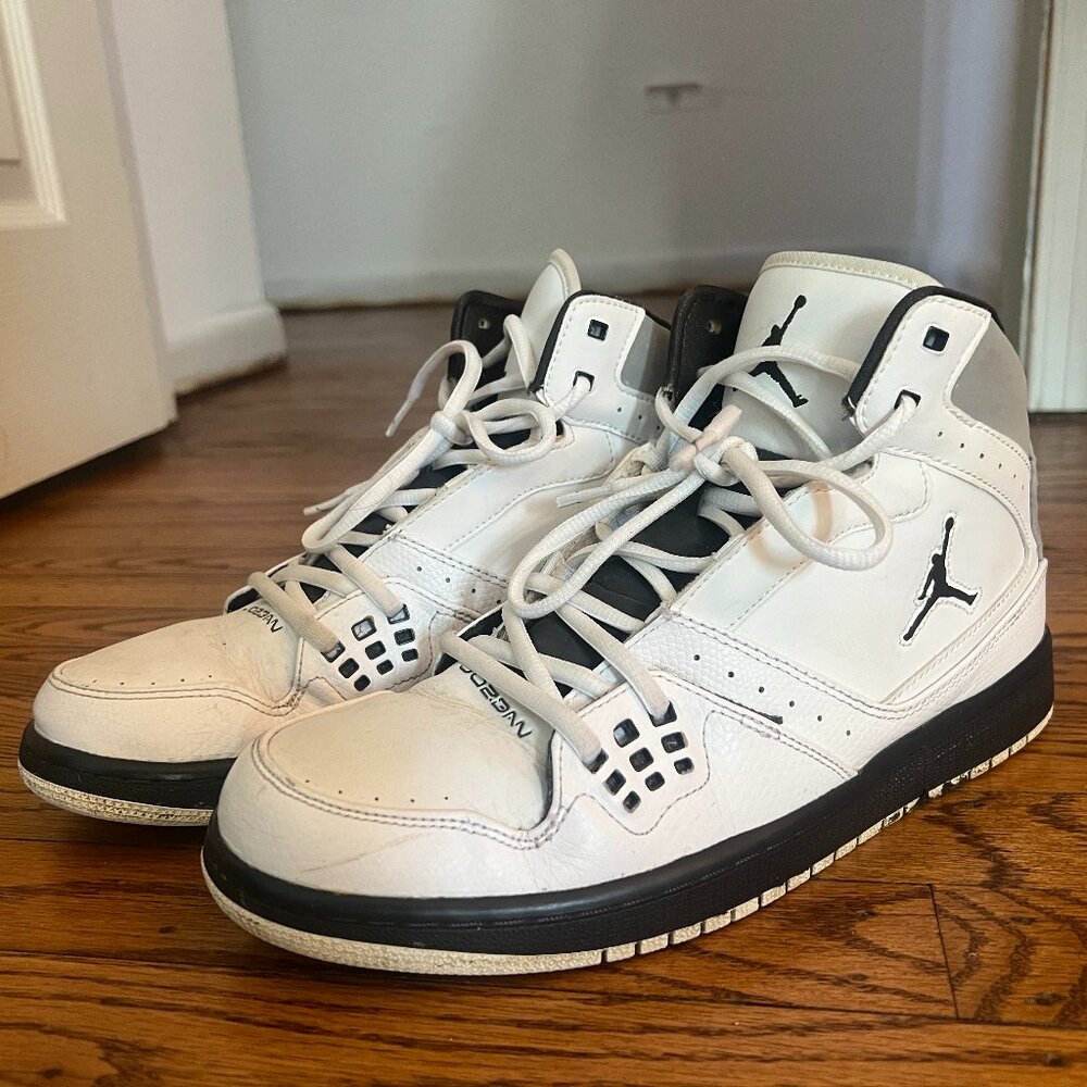 Nike Air Jordan Men's 1 Flight Mid Sneaker size 9